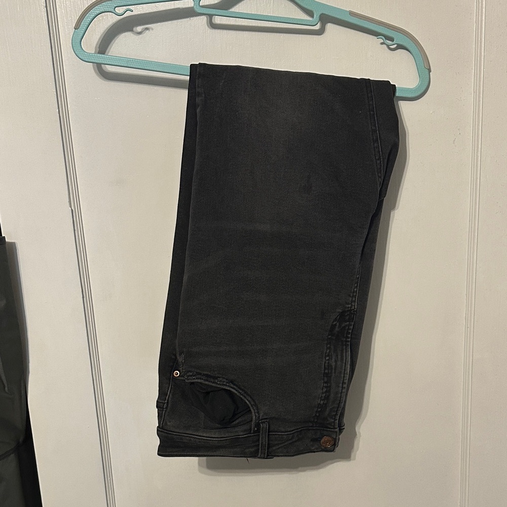 Slim Fit Women’s Black Jeans - Modern Everyday Staple